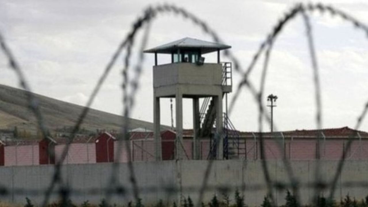 Türkiye’de on binlerce mahkumu yakından ilgilendiren açık cezaevi izinleri uzatıldı.