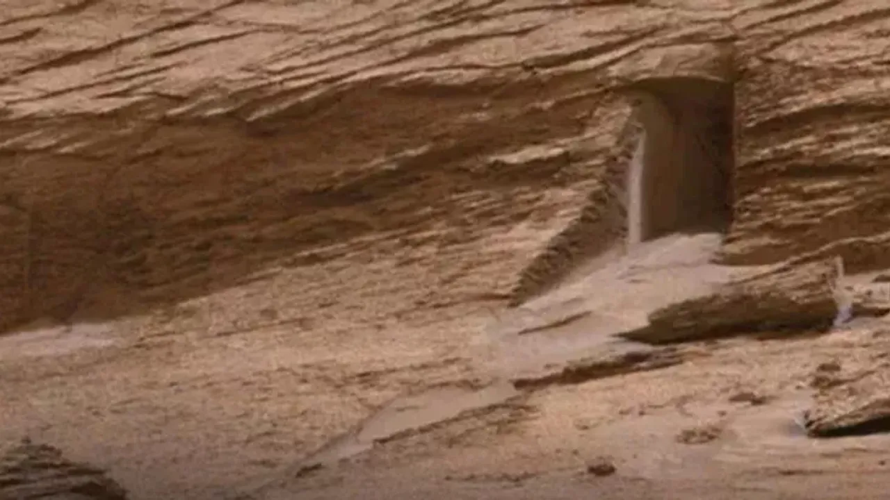 Mars'ta gizemli kapı