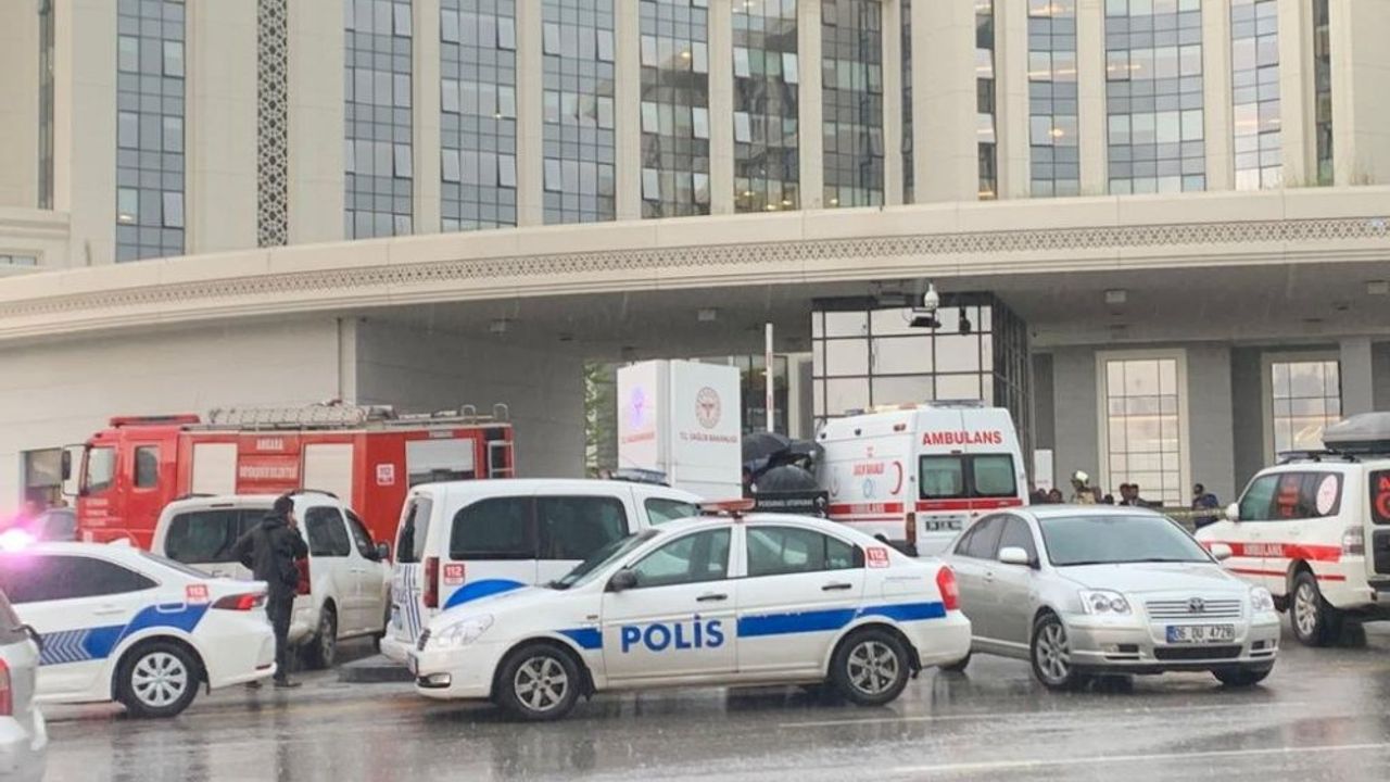 Sağlık Bakanlığı önünde ambulanslı eylem: Bakan gelmezse patlatırım