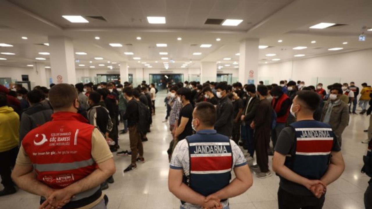 İstanbul'da bin 700'e yakın düzensiz göçmen gözaltına alındı