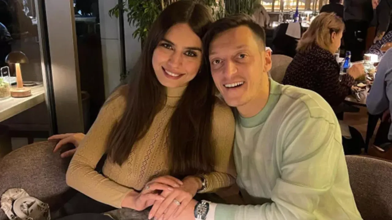Mesut Özil'in eşi Amine Gülşe'nin karnı burnunda