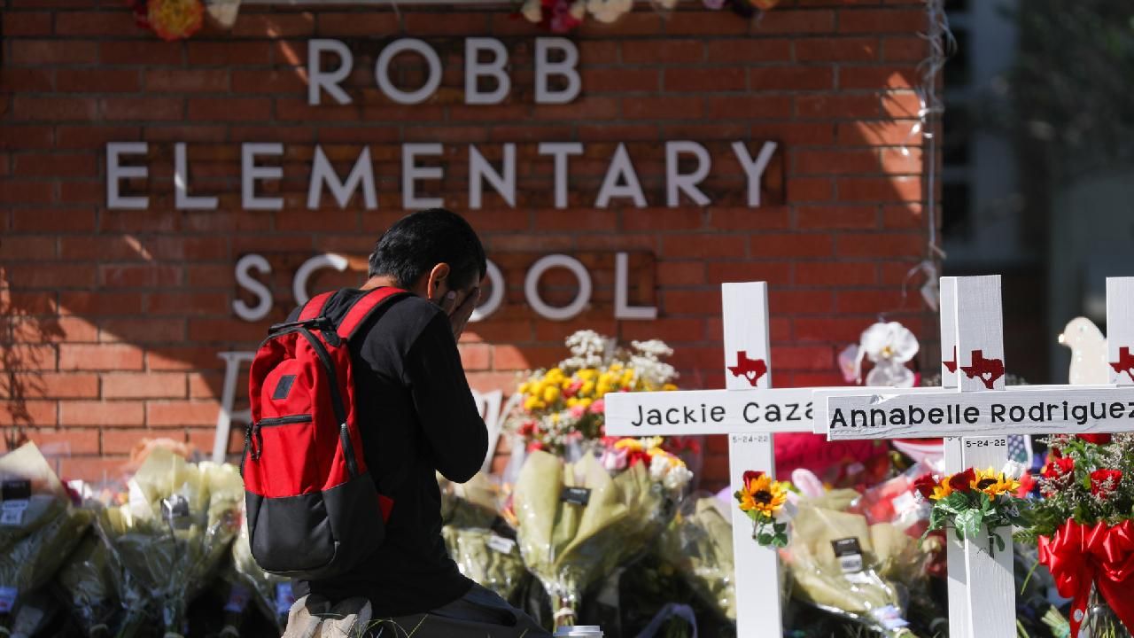 Teksas okulunda silahlı saldırı kurbanları silah yapımcısına karşı harekete geçti