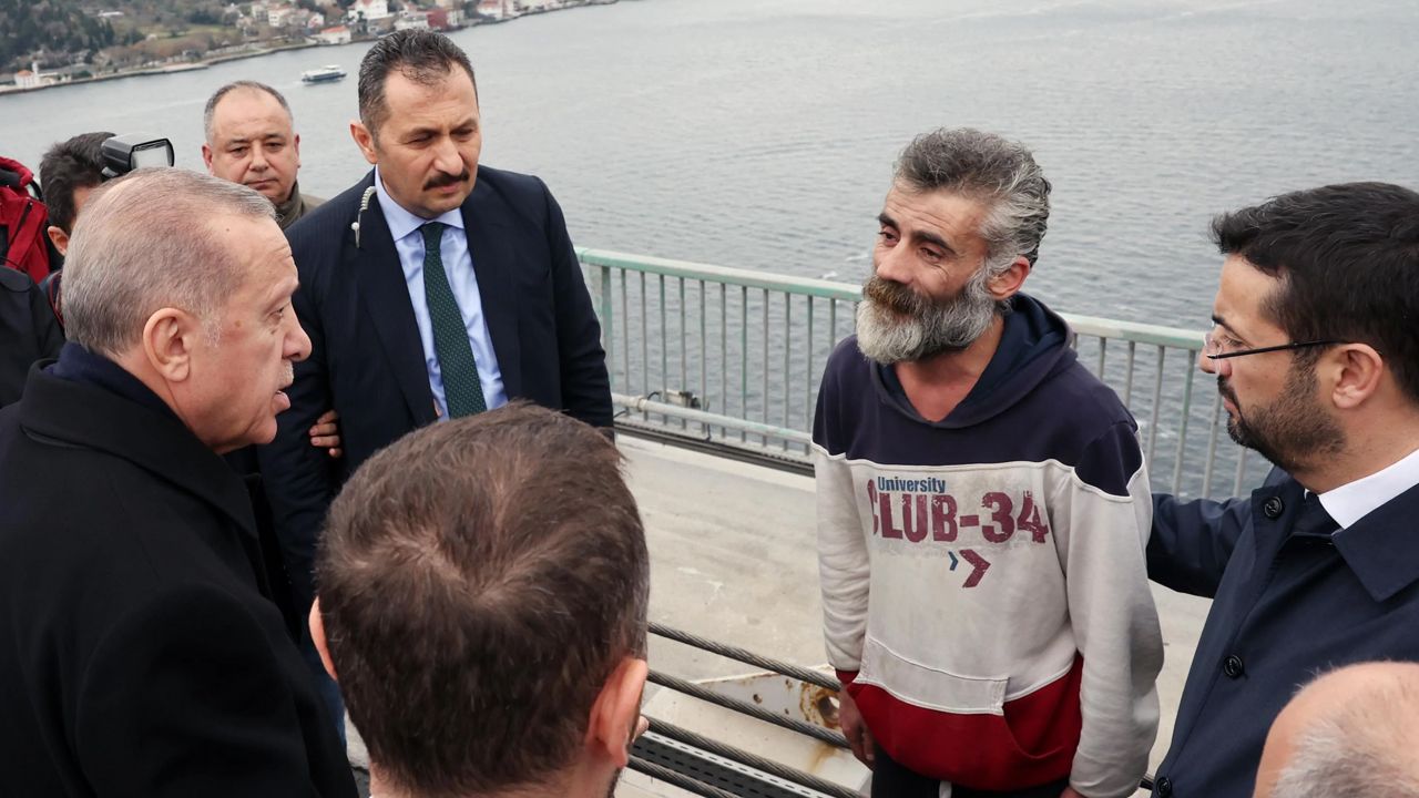 Cumhurbaşkanı Erdoğan köprüde intiharı önledi