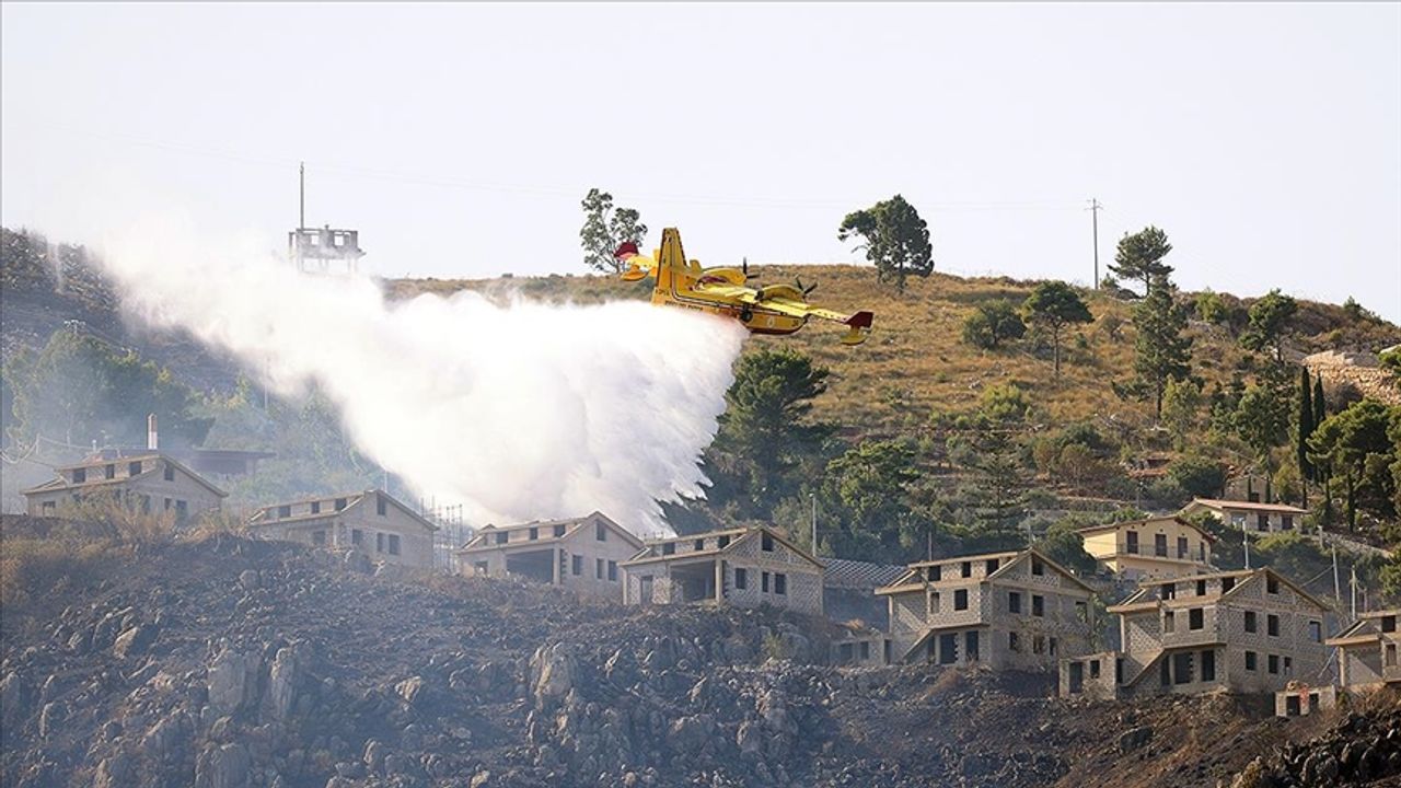 İtalya'nın Sicilya Adası'nda orman yangınları yerleşim yerlerini tehdit ediyor