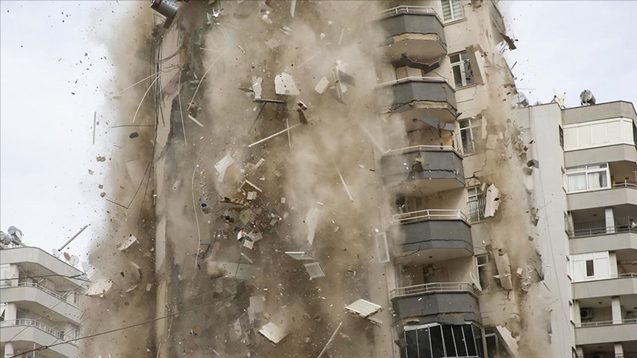 Adana'da depremde yıkılan Mete Apartmanı'nın müteahhidi ile inşaat mühendisi yargılanıyor