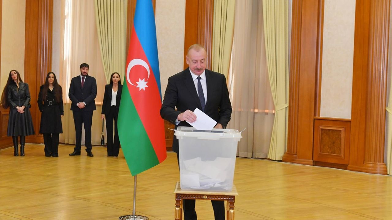 Azerbaycan cumhurbaşkanı seçimi için sandık başında