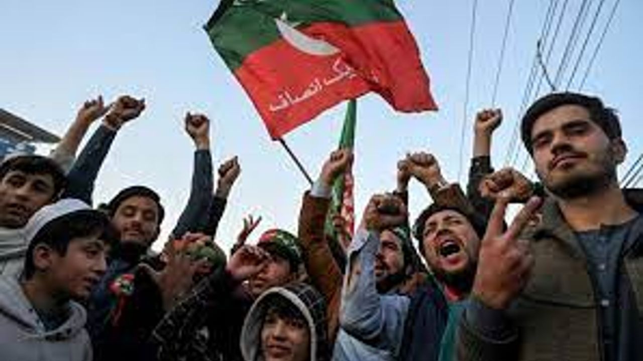 Pakistan'da seçim sebebiyle protestoda 3 polis öldü