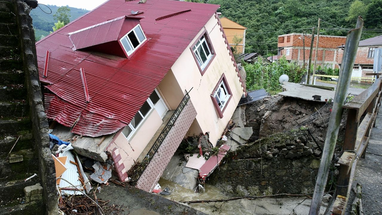 Giresun'da sağanak yağış! Ev yan yattı, ağaçlar yola devrildi - İşçi Haber