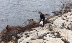 AMASYA - Su seviyesi yükselen nehirde vatandaşlar tırmıkla balık tuttu