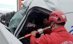 Balıkesir'de kazada hurdaya dönen minibüste sıkışan sürücü kurtarıldı