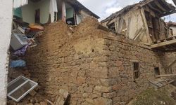 Beypazarı'nda bir evin yıkılan duvarı altında kalan kişi yaralandı