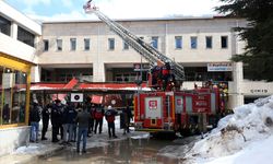 BİTLİS - Çatıdan düşen kar kütlesi kafenin cam tentesini yıktı