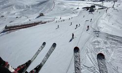 ERZURUM - Sahillerde güneşli hava Palandöken'de kayak keyfi yaşanıyor