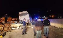 GÜNCELLEME - Mersin'de servis otobüsünün otomobilin üzerine devrildiği kazada bir kişi öldü 32 kişi yaralandı