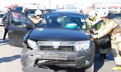 İSTANBUL - Sultanbeyli'de devrilen otomobildeki iki kişi yaralandı