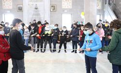 KAYSERİ - Camiye gelen çocuklar hem yarıştı hem oyun oynadı