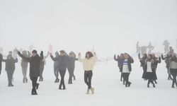 KÜTAHYA - Üniversite öğrencileri karla kaplı Murat Dağı'nda "Harmandalı" oynadı