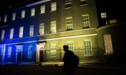 LONDRA - İngiltere'de Başbakanlık Ofisi, Ukrayna’ya destek için mavi ve sarı renkte ışıklarla aydınlatıldı