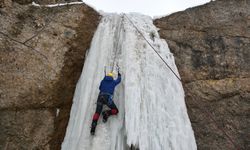 Sivas'ta dağcılar buz tutan şelaleye tırmandı