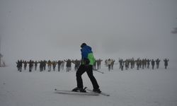Üniversite öğrencileri karla kaplı Murat Dağı'nda "Harmandalı" oynadı