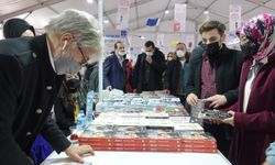 Üsküdar'da kitap fuarı yoğunluğu! Sevilen yazarlar okuyucuyla buluştu