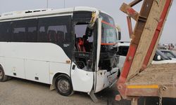 AFYONKARAHİSAR - Servis otobüsü ile tırın çarpıştığı kazada 7 öğrenci yaralandı