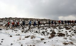 Ağrı Dağı'nda kar ve tipiye yakalanan dağcılar zirve yapamadan döndü