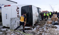 Ağrı'da devrilen yolcu otobüsündeki 12 kişi yaralandı (2)