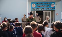 Alanya'da öğretmenler Çanakkale Savaşı döneminin asker kıyafetleriyle ders verdi