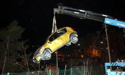 Amasya'da otomobil evin çatısına düştü