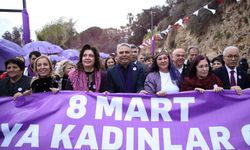 Antalya'da binlerce kişi kadına şiddete karşı "mor şemsiye" ile yürüdü