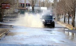 Ardahan'da eriyen kar bazı yolları suyla kapladı