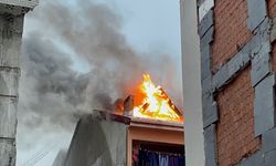 Bayrampaşa'da çatı katında çıkan yangın söndürüldü