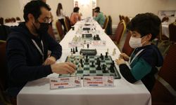 Birlikte satranca başlayan baba oğul aynı turnuvada mücadele ediyor