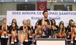 CEV Kupası şampiyonu Eczacıbaşı Dynavit, basınla buluştu