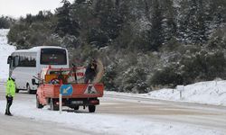 Denizli-Antalya kara yolunda buzlanma nedeniyle araç kuyrukları oluştu
