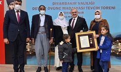 Diyarbakır'da şehit ailelerine Devlet Övünç Madalyası ve Beratı verildi