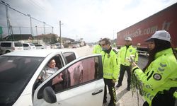 DÜZCE - Polisten kadın sürücülere 8 Mart'ta "karanfil uygulaması"
