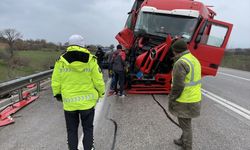 Edirne'de iki tırın çarpıştığı kaza sınır kapısı yolunda ulaşımın aksamasına neden oldu