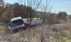 Edirne'de yoldan çıkan beton mikseri ağaca çarptı, 2 kişi yaralandı