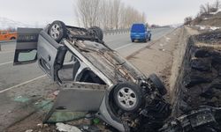 Erzincan'da devrilen hafif ticari araçtaki 3'ü çocuk 8 kişi yaralandı
