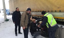 Erzincan'da kar ve tipi nedeniyle yolda kalanlara jandarma eşlerinden çorba ikramı