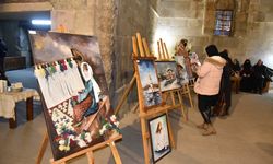 Erzurumlu kadınlar atık malzemelerden yaptıkları tablolarla sergi açtı