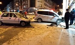 Eskişehir'de hafif ticari araçla çarpışan otomobildeki 6 kişi yaralandı