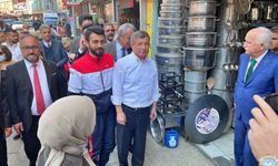 Gelecek Partisi Genel Başkanı Davutoğlu, Adana'da esnaf ziyaretlerinde bulundu
