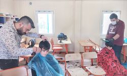 Hatay'da gönüllü berberler 450 sığınmacıyı tıraş edip saç bakımlarını yaptı