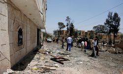 Husiler: Koalisyon uçaklarının Sana'ya düzenlediği saldırıda aynı aileden 10 kişi öldü