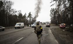Irpin’de sivillerin tahliyesi sırasında meydana gelen patlama anı AA ekibi tarafından görüntülendi (2)
