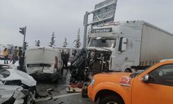 ISPARTA - Tırın kavşakta bekleyen araçlara çarptığı kazada, 1 kişi öldü, 11 kişi yaralandı - Kaza anı