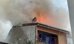 İSTANBUL - Bayrampaşa'da çatı katında çıkan yangın söndürüldü
